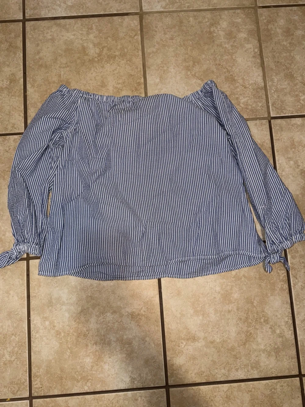 vineyard Vines Seersucker Off-the-shoulder top Size 8 - Picture 4 of 4